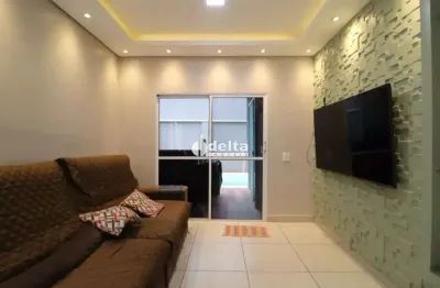 Casa em condomínio com 3 quartos sendo 1 suíte disponível para locação no bairro pacaembu em uberlândia - mg.