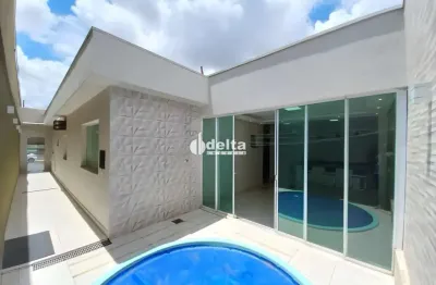 Casa residencial com 3 quartos sendo 1 suíte disponível para locação no bairro brasil em uberlândia - mg.