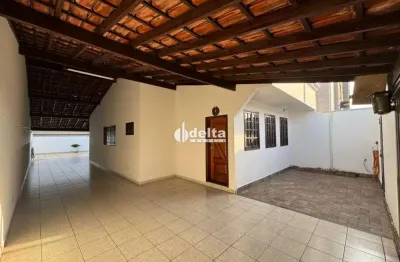 Casa estilo sobrado com 3 quartos sendo 1 suíte disponível para locação no bairro jardim patrícia em uberlândia - mg.