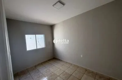 Casa fundos disponível para locação no bairro jardim botânico em uberlândia-mg