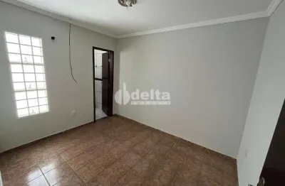 Casa disponível para locação no bairro santa mônica em uberlândia-mg