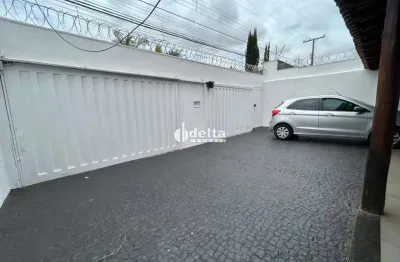 Casa residencial com 3 suítes disponível para locação no bairro jardim karaiba em uberlândia - mg.