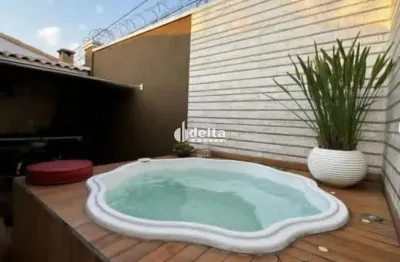 Casa em condomínio com 3 quartos sendo 1 suíte disponível no bairro jardim botânico em uberlândia - mg.
