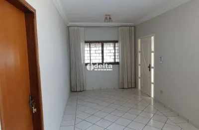 Casa residencial com 5 quartos sendo 1 suíte disponível para locação no bairro santa mônica em uberlândia - mg.