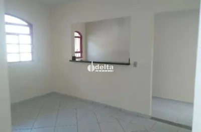 Casa disponível para locação com 3 quartos no bairro santa mônica em uberlândia-mg