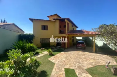 Casa com 3 suítes disponível para locação e venda no bairro cidade jardim em uberlândia - mg.