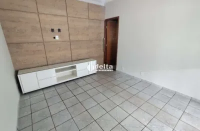 Casa residencial com 4 quartos sendo 1 suíte disponível para locação no bairro granada em uberlândia - mg.