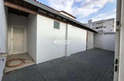 Casa comercial com recepção disponível para locação e venda no bairro roosevelt em uberlândia - mg.