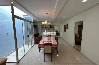 Casa residencial mobiliada com 4 quartos sendo 3 suítes disponível para locação no bairro brasil em uberlândia - mg.