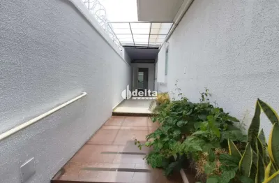 Casa comercial com habite-se disponível para locação no bairro martins em uberlândia - mg.