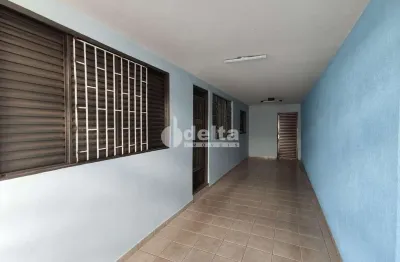 Casa residencial com 3 quartos sendo 1 suíte, disponível para locação no bairro martins em uberlândia-mg