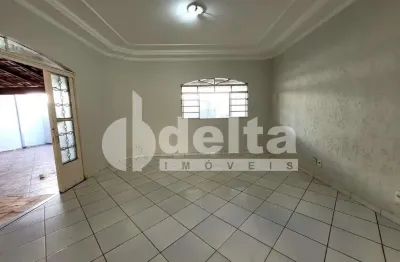 Casa residencial com 3 quartos sendo 1 suíte disponível para locação no bairro granada em uberlândia - mg.