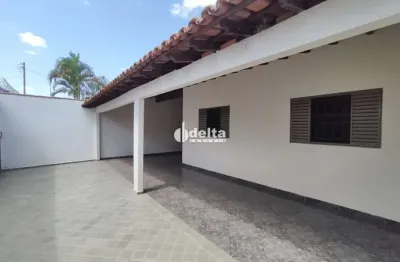 Casa com 3 quartos sendo 1 suíte disponível para locação no bairro segismundo pereira em uberlândia - mg.