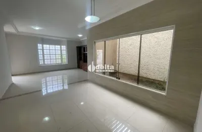 Casa térrea, 4 quartos sendo 2 suítes, bairro santa mônica - uberlândia