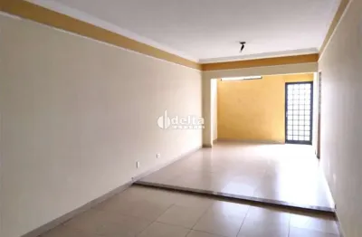 Casa residencial com 3 quartos sendo 1 suíte disponível para locação e venda no bairro brasil em uberlândia - mg.