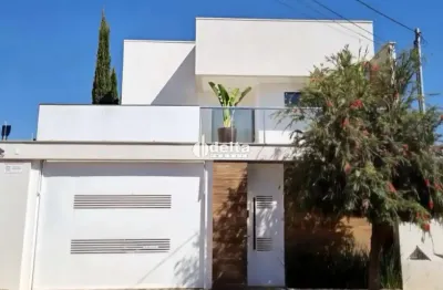 Casa residencial com 3 suítes disponível para locação no bairro alto umuarama em uberlândia - mg.