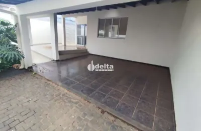 Casa residencial com 3 quartos sendo 1 suíte disponível para locação no bairro pampulha em uberlândia - mg.