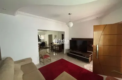 Casa mobiliada com 3 quartos sendo 1 suite disponível para locação no bairro jardim karaíba em uberlândia-mg