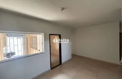 Casa residencial com 3 quartos com armários sendo 1 suíte disponível para locação no bairro aparecida  em uberlândia - mg.
