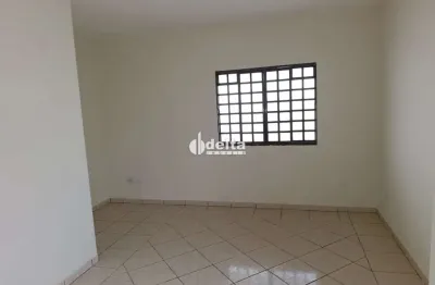 Casa residencial com 3 quartos sendo 1 suíte disponível para locação no bairro santa mônica em uberlândia - mg.