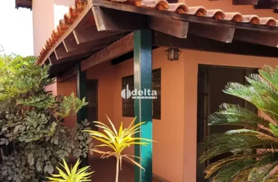 Casa residencial com 4 quartos sendo 1 suíte disponível para locação no bairro santa mônica em uberlândia - mg.