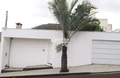 Casa residencial com 3 quartos sendo 2 suítes, disponível para locação no bairro Vigilato Pereira em Uberlândia-MG