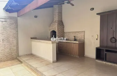 Casa residencial com 3 suítes, disponível para locação e venda no bairro alto umuarama em uberlândia - mg.