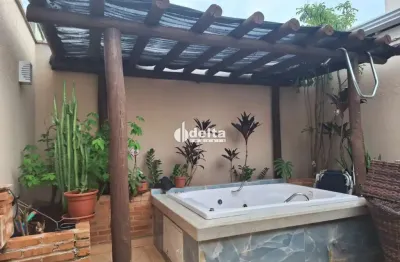 Casa em condomínio com 3 quartos sendo 1 suítes disponível para locação no bairro granada em uberlândia-mg