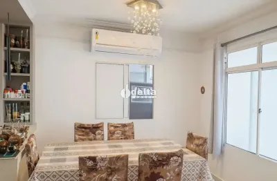 Casa em condomínio com 3 quartos sendo 1 suítes disponível para locação no bairro granada em uberlândia-mg