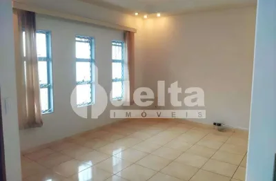 Casa residencial com 3 quartos e 1 suíte disponível para locação no bairro jardim patrícia em uberlândia-mg