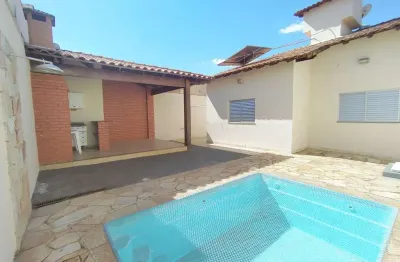 Casa em condomínio com 3 quartos e 1 suíte disponível para locação no bairro jardim holanda em uberlândia-mg