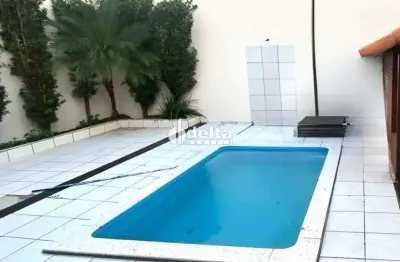 Casa residencial com 3 suítes disponível para locação no bairro tabajaras em uberlândia-mg