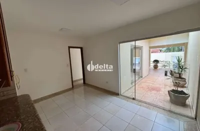 Casa com 3 quartos sendo 1 suite disponível para locação e venda no bairro daniel fonseca em uberlândia-mg