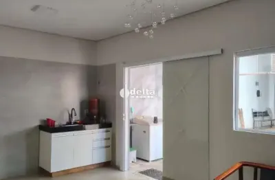 Casa residencial com 4 quartos sendo 1 suíte disponível para locação no bairro jardim das palmeiras em uberlândia-mg