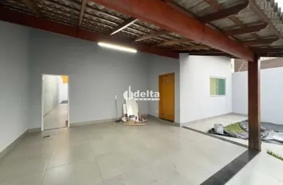 Casa residencial com 3 quartos sendo 1 suíte disponível para locação no bairro granada em uberlândia-mg