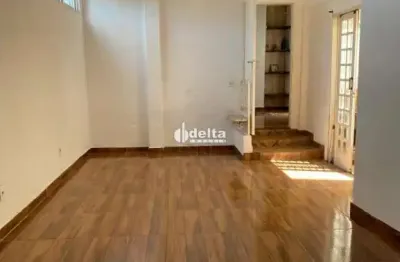 Casa residencial com 2 quartos 1 suíte disponível para locação e venda no bairro centro em uberlândia-mg