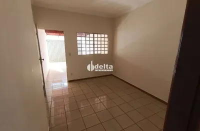 Casa residencial com 3 quartos sendo 1 suíte disponível para locação bairro santa mônica em uberlândia-mg