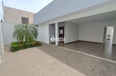 Casa com 4 quartos e 1 suíte disponível para locação no bairro santa mônica em uberlândia-mg
