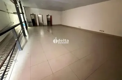 Loja com estacionamento disponível para locação no bairro centro em uberlândia-mg