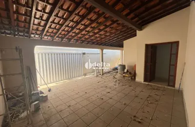 Casa residencial com 3 quartos sendo 2 suítes disponível para locação no bairro santa monica em uberlândia-mg