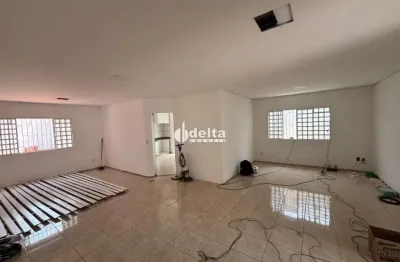 Casa residencial com 3 quartos sendo 1 suíte disponível para locação no bairro jardim karaiba em uberlândia-mg