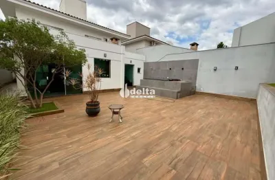 Casa mobiliada com 4 quartos sendo 2 suítes disponível para locação no bairro gávea em uberlândia-mg