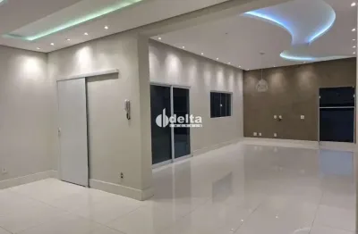 Casa residencial com 3 quartos sendo 1 suíte disponível para locação e venda no bairro daniel fonseca em uberlândia - mg.