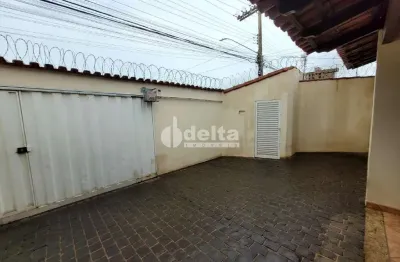 Casa residencial com 3 quartos sendo 1 suíte disponível para locação no bairro santa mônica em uberlândia-mg.