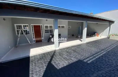 Casa residencial com 3 suítes disponível para locação no bairro brasil em uberlândia - mg.