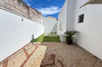 Casa comercial com habite-se e 3 salas sendo 1 com banheiro disponível para locação no bairro cidade jardim em uberlândia-mg