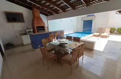 Casa residencial mobiliada com 5 quartos sendo 3 suítes disponível para locação no bairro santa mônica em uberlândia - mg.