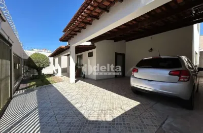 Casa residencial com 4 quartos sendo 1 suíte disponível para locação e venda no bairro santa mônica em uberlândia-mg