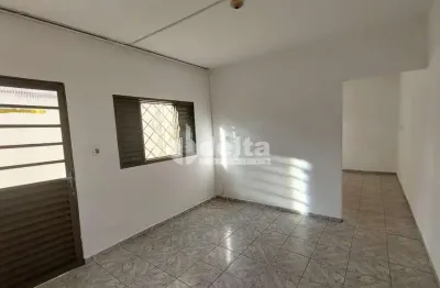 Casa residencial com 2 quartos disponível para locação no bairro santa mônica em uberlândia-mg