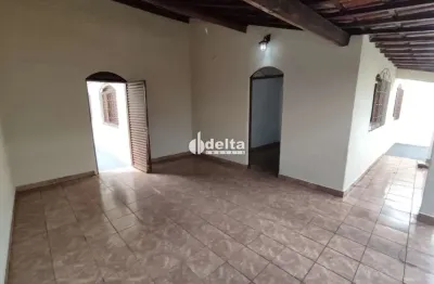 Casa residencial com 3 quartos sendo 1 suíte, disponível para locação no bairro umuarama em uberlândia-mg